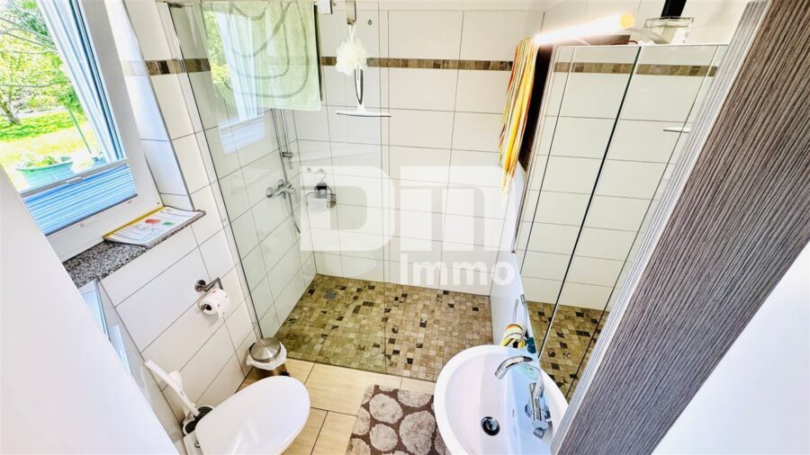 Modernes Familienglück nahe KfW 55-Standard mit Terrasse, Carport und Parkplatz - EG Badezimmer / Ebenerdige Dusche